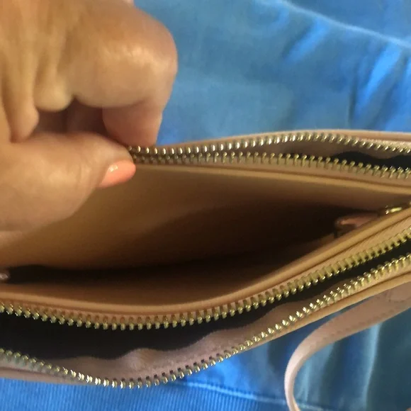 Crossbody pale pink 2 zippers snap center section NWOT never used - Picture 6 of 8